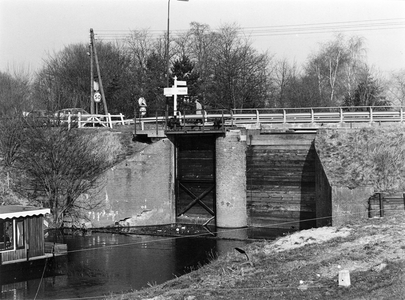 848500 Gezicht op de Grebbesluis te Rhenen aan het begin van het Valleikanaal, voor de ingrijpendee reconstructie.